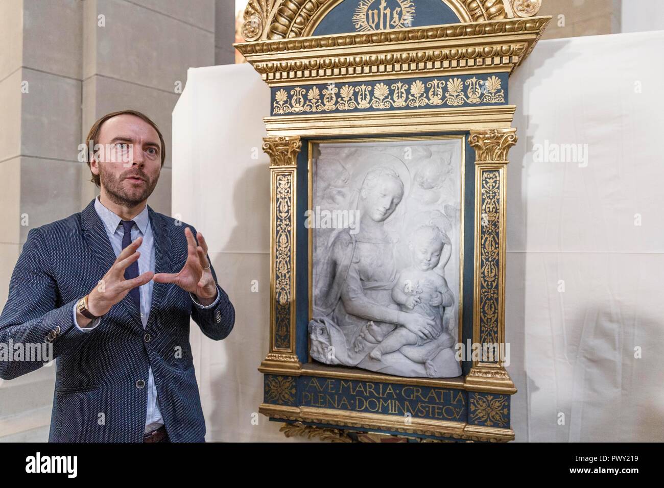 Berlin, Allemagne. 18 Oct, 2018. Neville Rowley, conservateur pour l'art italien de 1500 à la Gemäldegalerie Staatliche Museen zu Berlin, prend la parole à une conférence de presse au sujet de la restauration de trois œuvres clés du 15ème siècle à l'Bodemuseum. À cette conférence de presse les œuvres "Mère de Dieu avec l'enfant et deux anges' de autour de 1430 par l'artiste Luca della Robbia, 'Throning Mère de Dieu avec l'enfant" à partir de 1480 par l'artiste Michel Erhart et "Mère de Dieu avec l'enfant" à partir de 1460 par l'artiste Antonio Rossellino seront présentés. Crédit : Carsten Koall/dpa/Alamy Live News Banque D'Images