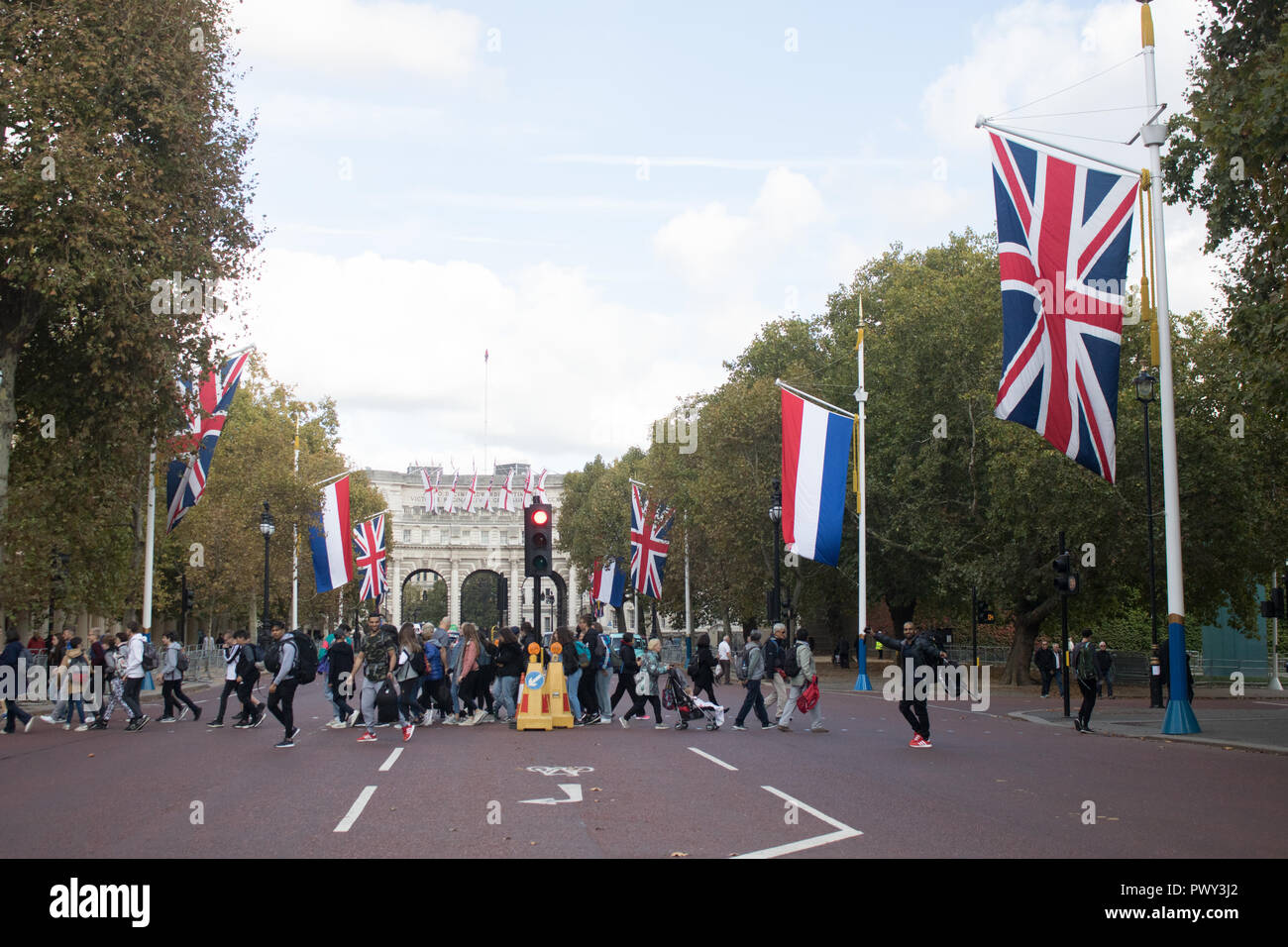 London UK. 18 octobre 2018. Les drapeaux néerlandais décorent le Mall dans les préparatifs de la famille Royale Néerlandaise UK visite d'État. Sa Majesté le Roi Willem-Alexander et Sa Majesté la Reine Máxima des Pays-Bas effectuera une visite d'Etat au Royaume-Uni à l'invitation de Sa Majesté la Reine Elizabeth II qui aura lieu les 23 et 24 octobre 2018 Credit : amer ghazzal/Alamy Live News Banque D'Images