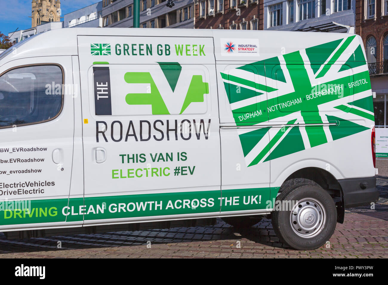 Bournemouth, Dorset UK. 18 Oct 2018. La toute dernière bouilloire et ultra-véhicules à faible émission (ULEVs) sont à l'honneur à Bournemouth Square dans le cadre de la Semaine verte (Green Go Grande-bretagne semaine) pour célébrer la croissance propre et promouvoir le plus avancé, écologique et économique des modèles de véhicules électriques à l'aide de la dernière technologie innovante à partir de certains des plus grands fabricants de véhicules. Leyland DAF LDV, van, EV80 fourgon électrique la promotion de l'événement. Credit : Carolyn Jenkins/Alamy Live News Banque D'Images