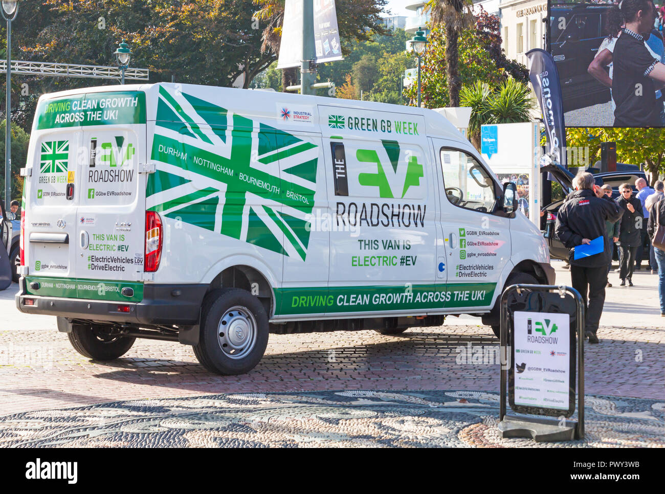 Bournemouth, Dorset UK. 18 Oct 2018. La toute dernière bouilloire et ultra-véhicules à faible émission (ULEVs) sont à l'honneur à Bournemouth Square dans le cadre de la Semaine verte (Green Go Grande-bretagne semaine) pour célébrer la croissance propre et promouvoir le plus avancé, écologique et économique des modèles de véhicules électriques à l'aide de la dernière technologie innovante à partir de certains des plus grands fabricants de véhicules. Leyland DAF LDV, van, EV80 fourgon électrique la promotion de l'événement. Credit : Carolyn Jenkins/Alamy Live News Banque D'Images