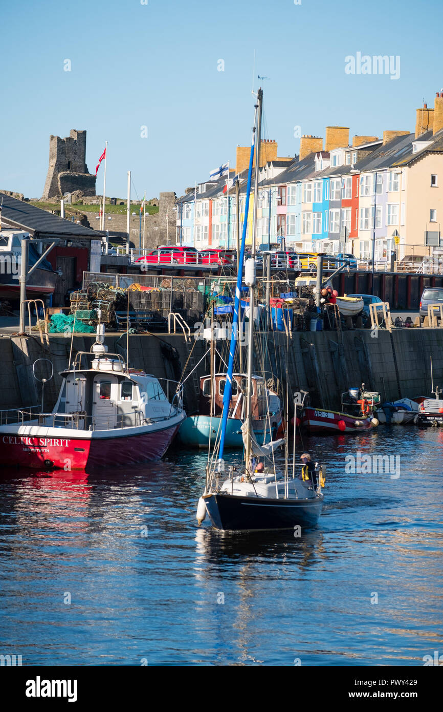 Pays de Galles Aberystwyth UK, jeudi 18 octobre 2018. Météo France : un yacht de quitter le port de plaisance sur un après-midi chaud et ensoleillé à Aberystwyth, sur la côte ouest du pays de Galles crédit photo Keith Morris/ Alamy Live News Banque D'Images