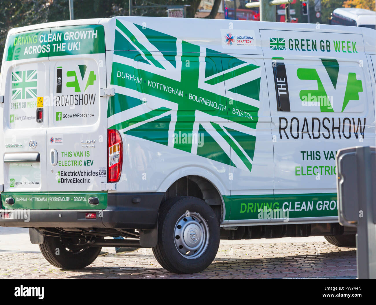 Bournemouth, Dorset UK. 18 Oct 2018. La toute dernière bouilloire et ultra-véhicules à faible émission (ULEVs) sont à l'honneur à Bournemouth Square dans le cadre de la Semaine verte (Green Go Grande-bretagne semaine) pour célébrer la croissance propre et promouvoir le plus avancé, écologique et économique des modèles de véhicules électriques à l'aide de la dernière technologie innovante à partir de certains des plus grands fabricants de véhicules. Leyland DAF LDV, van, EV80 fourgon électrique la promotion de l'événement. Credit : Carolyn Jenkins/Alamy Live News Banque D'Images