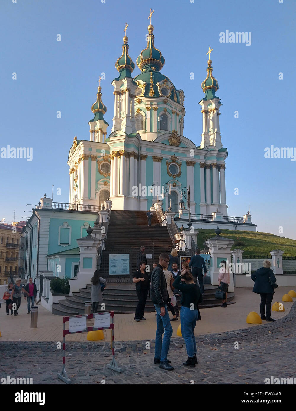 Kiev, Ukraine. 18 Oct, 2018. L'Eglise de Saint-andré dans le centre de la capitale ukrainienne Kiev, populaire auprès des touristes, il est à utiliser à l'avenir pour les services d'église par les prêtres du Patriarcat oecuménique de Constantinople (Istanbul). Les près de 50 mètres de haut a été érigé en monument architectural du 18ème siècle dans le style baroque. (Dpa 'Patriarcat Oecuménique reçoit de précieux Andreas Church à Kiev' du 18.10.2018) Crédit : Andreas Stein/dpa/Alamy Live News Banque D'Images