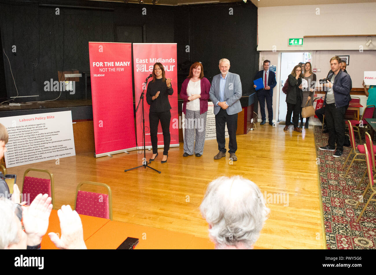 Annesley Woodhouse Mens Travail Club, Annesley Woodhouse, Nottinghamshire, Angleterre, Royaume-Uni. 18e. Octobre, 2018. Jeremy Corbyn, Leader du Parti du Travail rencontre avec des membres du parti du travail à un groupe de travail men club dans le Nottinghamshire. Alan Beastall/Alamy Live News Banque D'Images