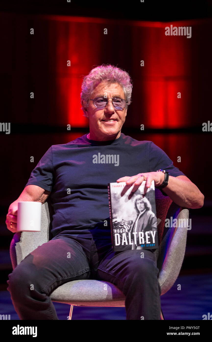 Londres, Royaume-Uni. 18 octobre 2018. Le chanteur du groupe, Roger Daltrey qui présente son nouveau jeu Merci beaucoup, Monsieur Kibblewhite : mon histoire' au Royal Festival Hall, le jour de sa publication. Le lancement du livre coïncide avec l'ouverture de la douzième Southbank Centre London Literature Festival, qui voit également l'apparence d'Akala, Mary Beard, Salman Rushdie, Sue Perkins, Riz Ahmed, Julian Clary, Carol Ann Duffy, Sally Field et plus encore. Le festival se déroule du 18 au 28 octobre. Crédit : Stephen Chung / Alamy Live News Banque D'Images