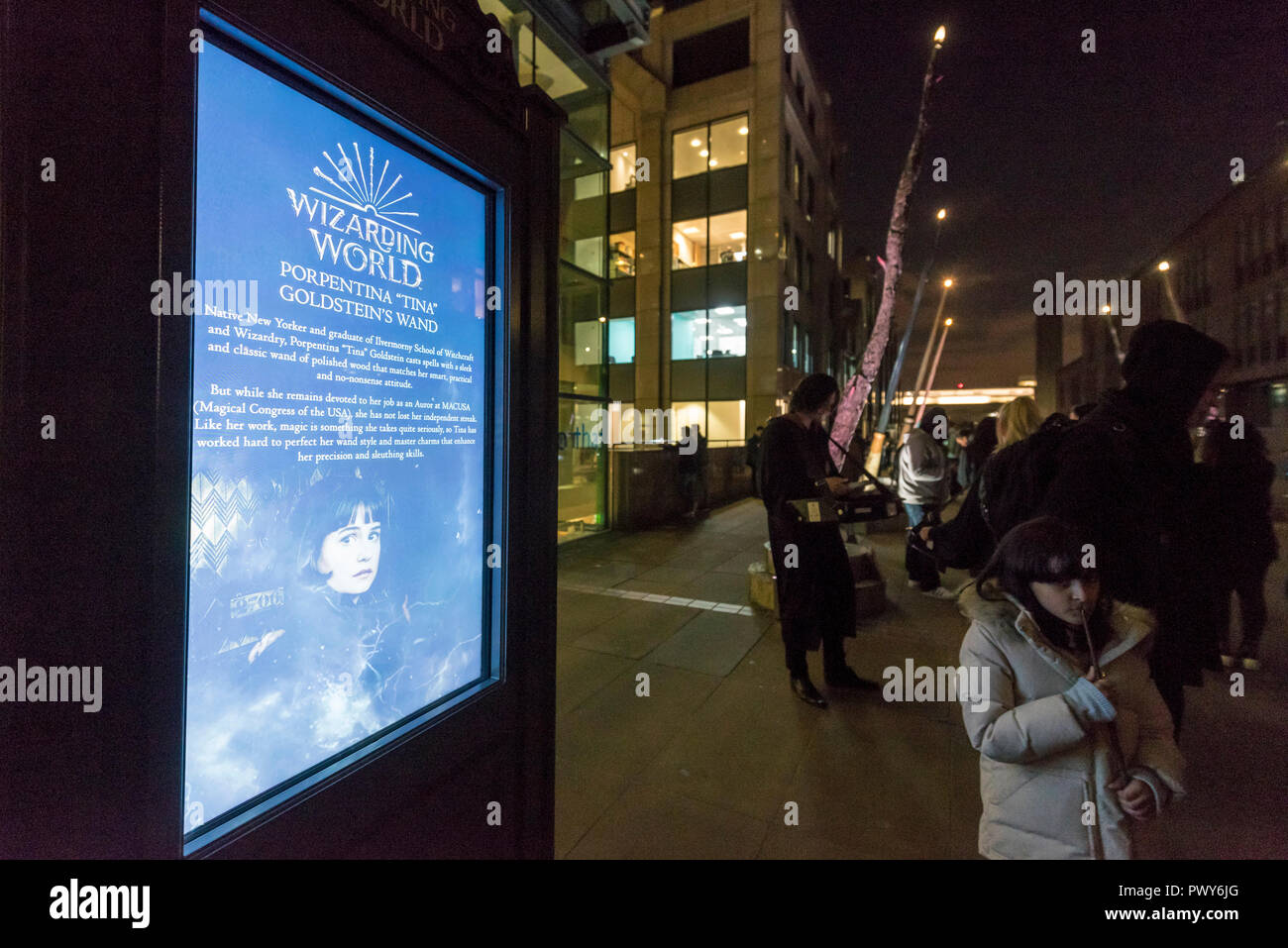 Londres, Royaume-Uni. 18 octobre 2018. Un écran LCD fournit des informations sur les caractères dans le nouveau film à venir. Les membres du public afficher neuf baguettes géantes qui ont été installés qui illuminent les piétons (Peter's Hill) entre le Millennium Bridge et de la Cathédrale St Paul. L'article 15 pieds de haut, les baguettes donner vie à certains des plus grands personnages de la 'Harry Potter' et 'Les Animaux Fantastiques' films, et l'occasion de la sortie du nouveau film 'Les Animaux Fantastiques : les crimes de Grindelwald'. Ils seront en vigueur jusqu'au 12 novembre. Crédit : Stephen Chung / Alamy Live News Banque D'Images