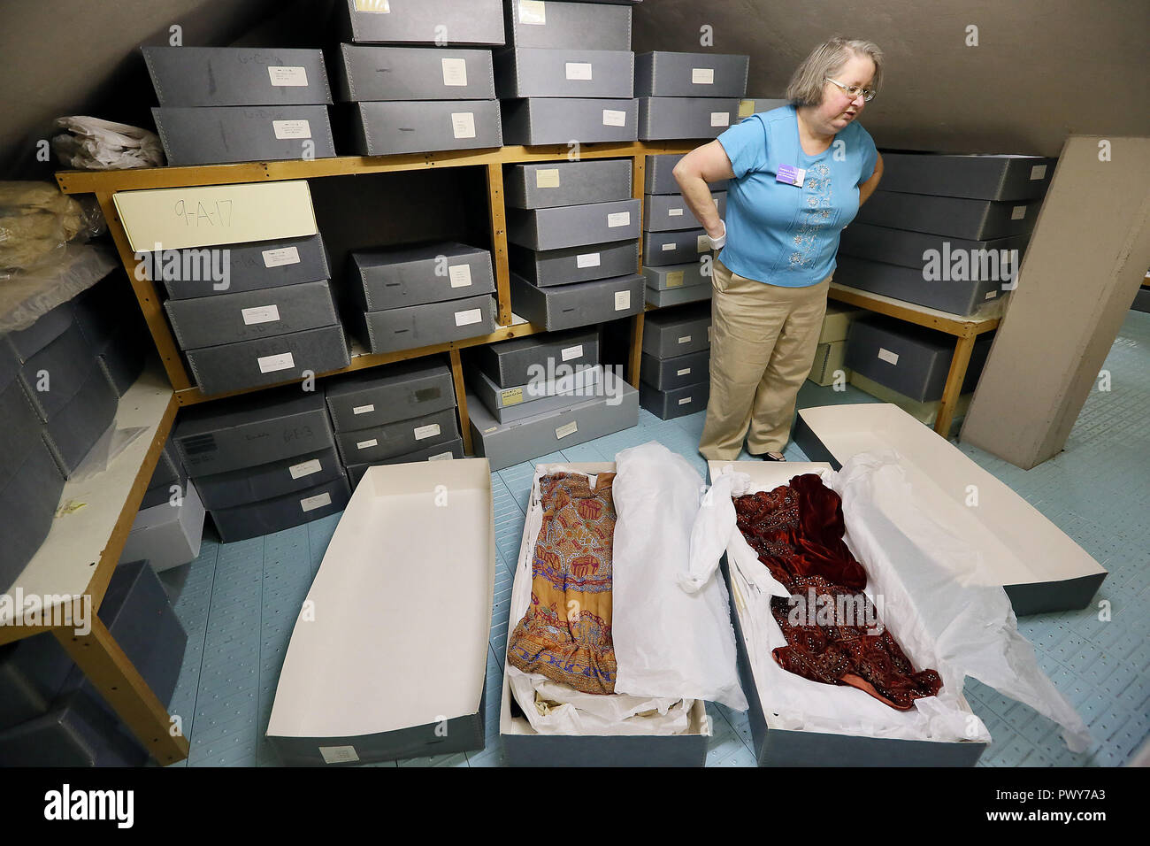 Davenport, Iowa, États-Unis. 10 Sep, 2018. Christina Kastell, conservateur de l'histoire et l'anthropologie à la Putnam Museum parle de deux robes perlées qui font partie de la collection de costumes du musée. Des vêtements avec des perles sont stockés dans des boîtes pour aider à limiter la détérioration des vêtements. La robe à droite appartenait à Apollonia Weyerhauser Davis fille de magnat du bois Frederick Weyerehauser Rock Island Crédit : Kevin E. Schmidt/Quad-City Times/Quad-City Times/ZUMA/Alamy Fil Live News Banque D'Images