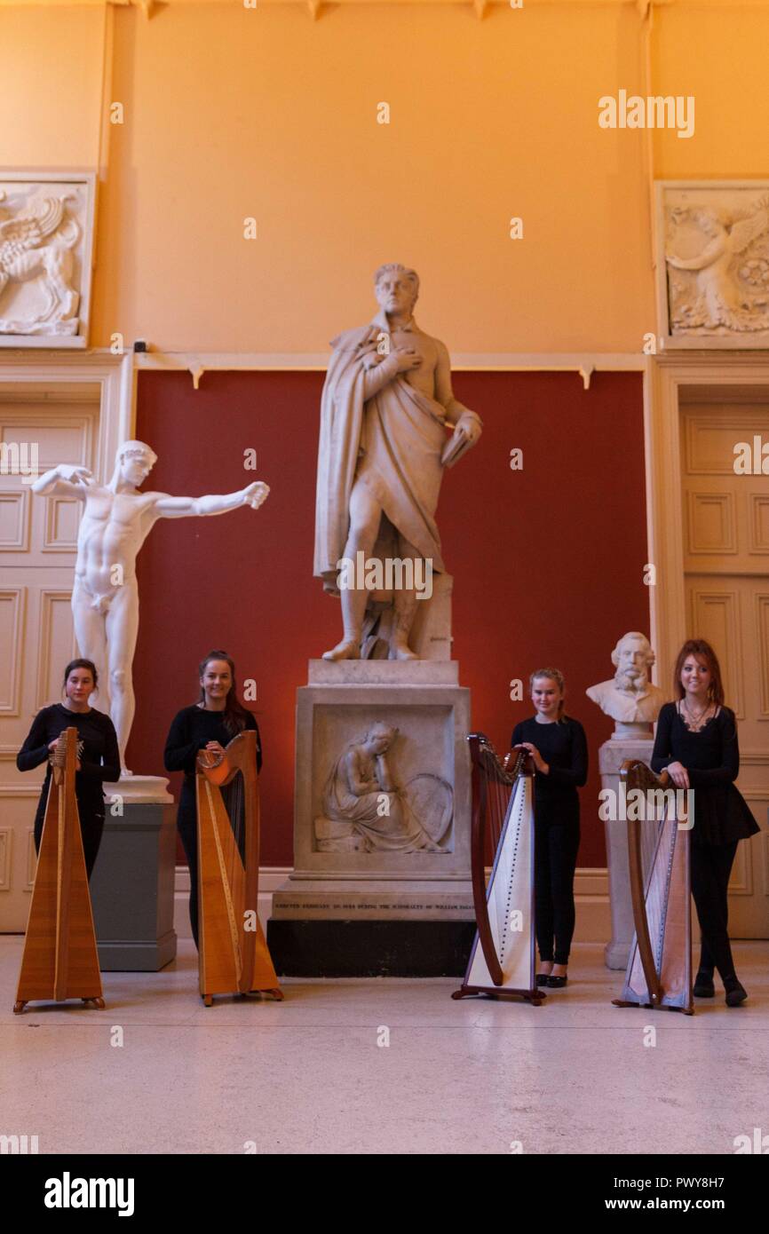 Cork, Irlande. 18 Oct, 2018. L'on voit ici (LtoR) est Abigal Walsh, Aoife Aheran, Kellyanne Français, Eimear Mc Donaghstanding en face de la statue de William Crawford avec leurs harpes. Les préparatifs pour la Journée nationale de la Harpe/ Lá na Cruite, la ville de Cork. Avec harpe nationale/ jour Lá na Cruite lieu ce samedi les préparatifs ont commencé dans la ville de Cork. Credit : Damian Coleman/Alamy Live News Banque D'Images