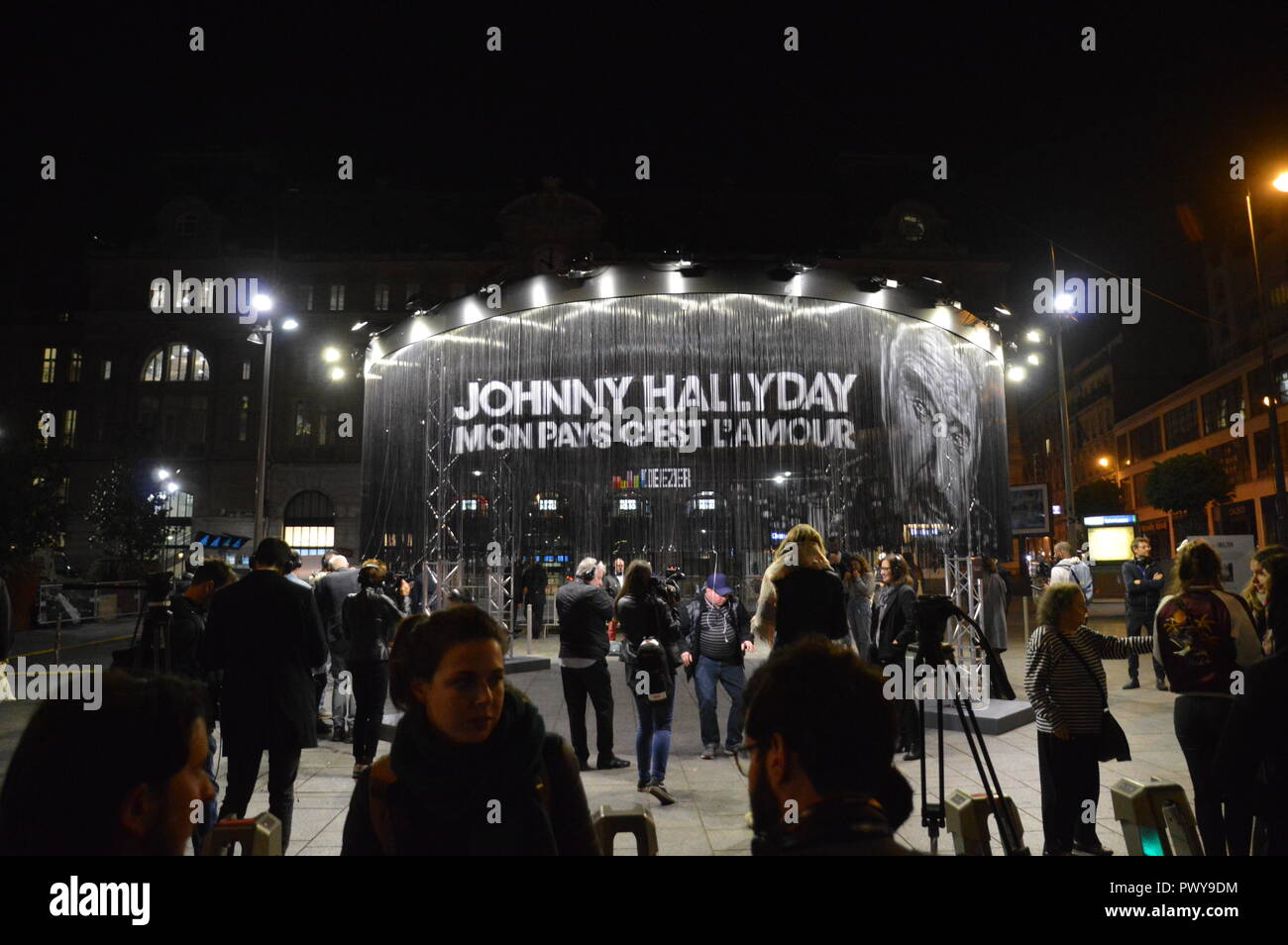 Paris, France. 19 octobre, 2018. Musique Warner Bros France Presse à minuit l'album posthume de Jean-Philippe Smet alias Johnny Hallyday 'Mon paie c'est l'amour' (mon pays, c'est l'amour). StoresÂ (comme la Fnac des Champs-Elysées, à l'Intérieure) en particulier par nuit pour fans, motards ou non. Deezer permet que l'album peut être écouté à l'extérieur de la gare la Gare Saint-Lazare. Nuit du 18 au 19 octobre 2018. ALPHACIT NEWIM / Alamy Live News Banque D'Images