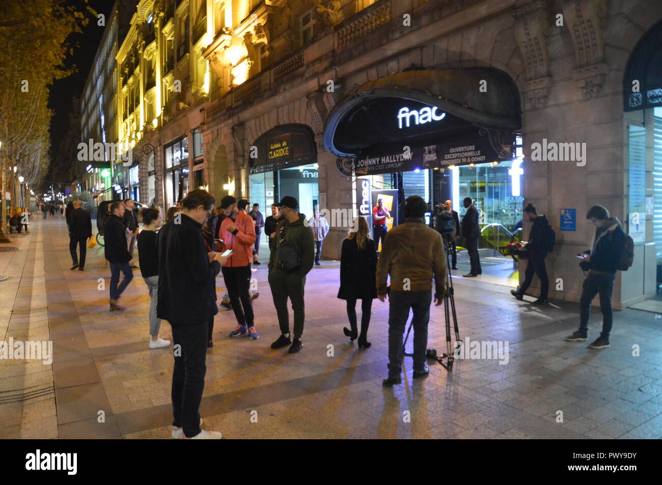Paris, France. 19 octobre, 2018. Musique Warner Bros France Presse à minuit l'album posthume de Jean-Philippe Smet alias Johnny Hallyday 'Mon paie c'est l'amour' (mon pays, c'est l'amour). StoresÂ (comme la Fnac des Champs-Elysées, à l'Intérieure) en particulier par nuit pour fans, motards ou non. Deezer permet que l'album peut être écouté à l'extérieur de la gare la Gare Saint-Lazare. Nuit du 18 au 19 octobre 2018. ALPHACIT NEWIM / Alamy Live News Banque D'Images