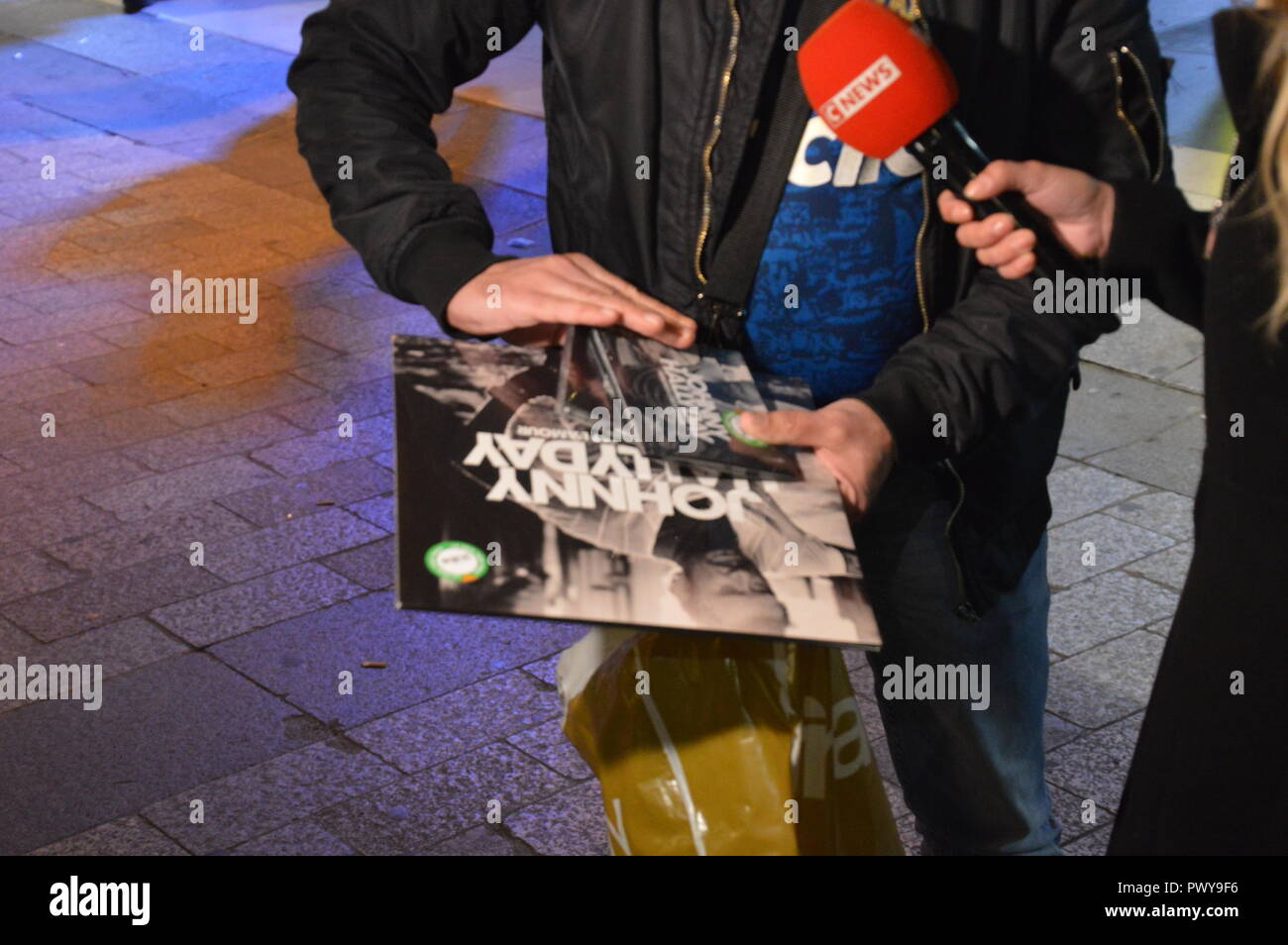 Paris, France. 19 octobre, 2018. Musique Warner Bros France Presse à minuit l'album posthume de Jean-Philippe Smet alias Johnny Hallyday 'Mon paie c'est l'amour' (mon pays, c'est l'amour). StoresÂ (comme la Fnac des Champs-Elysées, à l'Intérieure) en particulier par nuit pour fans, motards ou non. Deezer permet que l'album peut être écouté à l'extérieur de la gare la Gare Saint-Lazare. Nuit du 18 au 19 octobre 2018. ALPHACIT NEWIM / Alamy Live News Banque D'Images