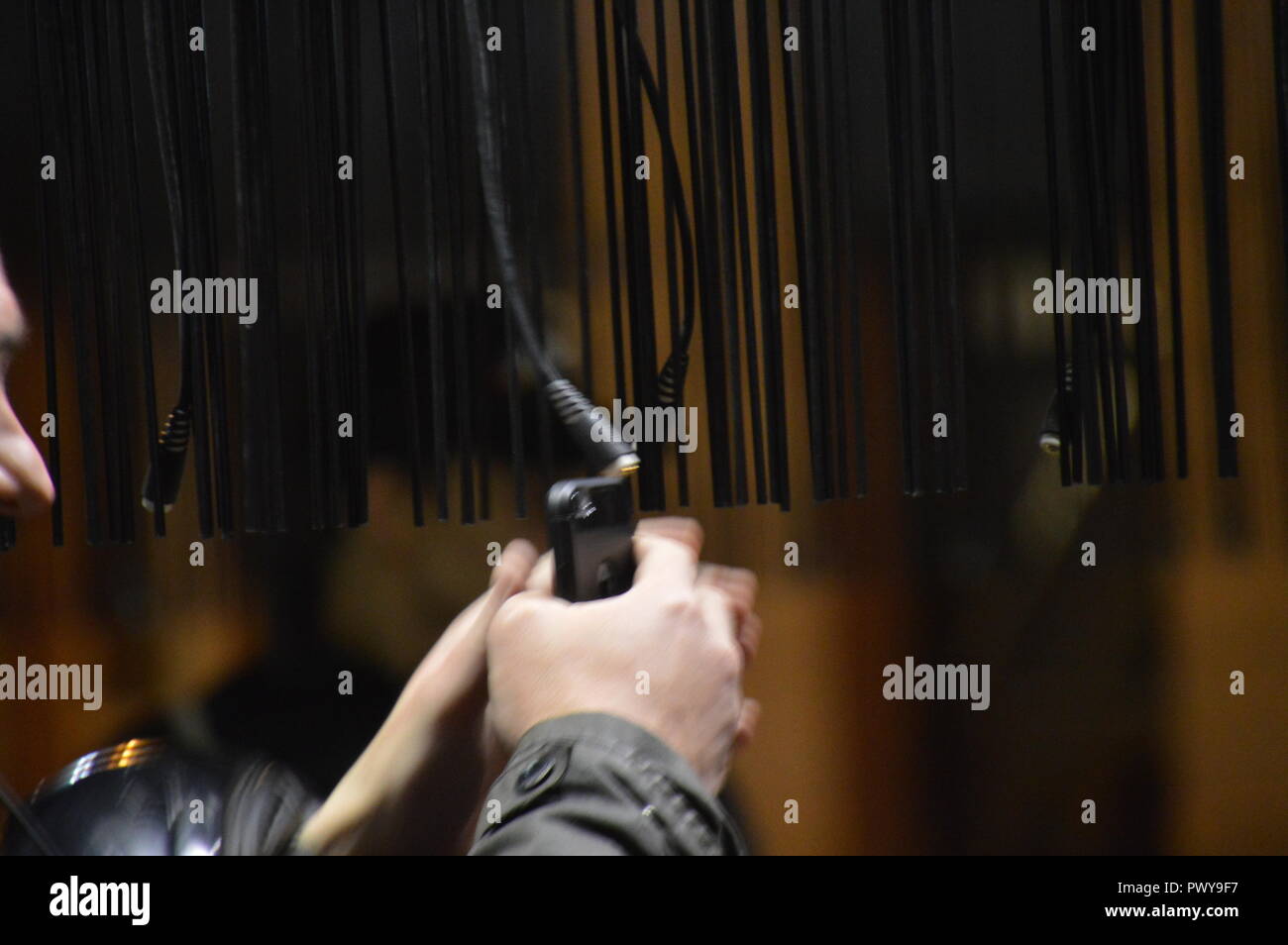 Paris, France. 19 octobre, 2018. Musique Warner Bros France Presse à minuit l'album posthume de Jean-Philippe Smet alias Johnny Hallyday 'Mon paie c'est l'amour' (mon pays, c'est l'amour). StoresÂ (comme la Fnac des Champs-Elysées, à l'Intérieure) en particulier par nuit pour fans, motards ou non. Deezer permet que l'album peut être écouté à l'extérieur de la gare la Gare Saint-Lazare. Nuit du 18 au 19 octobre 2018. ALPHACIT NEWIM / Alamy Live News Banque D'Images