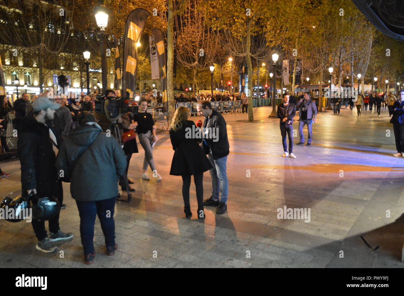 Paris, France. 19 octobre, 2018. Musique Warner Bros France Presse à minuit l'album posthume de Jean-Philippe Smet alias Johnny Hallyday 'Mon paie c'est l'amour' (mon pays, c'est l'amour). StoresÂ (comme la Fnac des Champs-Elysées, à l'Intérieure) en particulier par nuit pour fans, motards ou non. Deezer permet que l'album peut être écouté à l'extérieur de la gare la Gare Saint-Lazare. Nuit du 18 au 19 octobre 2018. ALPHACIT NEWIM / Alamy Live News Banque D'Images