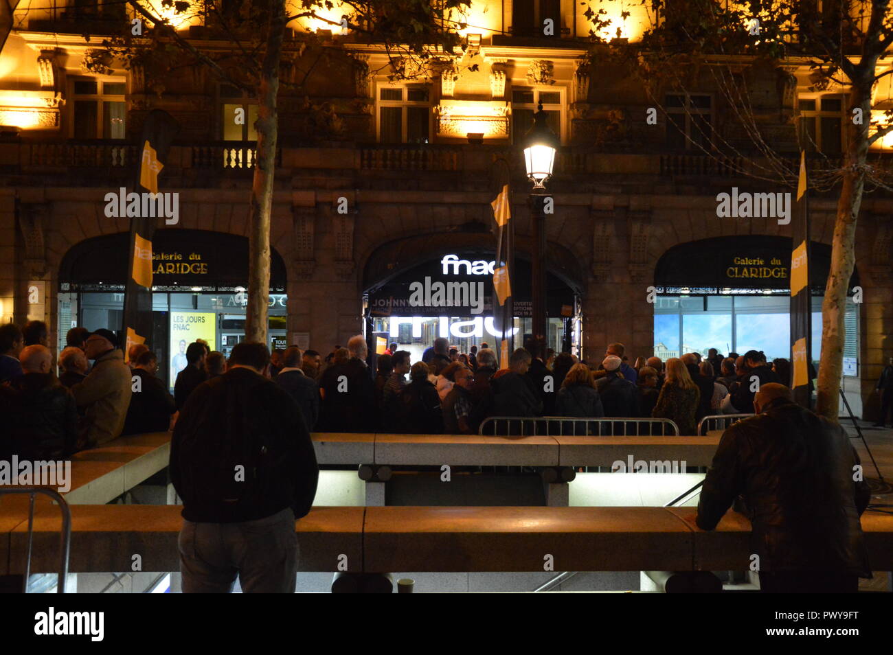 Paris, France. 19 octobre, 2018. Musique Warner Bros France Presse à minuit l'album posthume de Jean-Philippe Smet alias Johnny Hallyday 'Mon paie c'est l'amour' (mon pays, c'est l'amour). StoresÂ (comme la Fnac des Champs-Elysées, à l'Intérieure) en particulier par nuit pour fans, motards ou non. Deezer permet que l'album peut être écouté à l'extérieur de la gare la Gare Saint-Lazare. Nuit du 18 au 19 octobre 2018. ALPHACIT NEWIM / Alamy Live News Banque D'Images