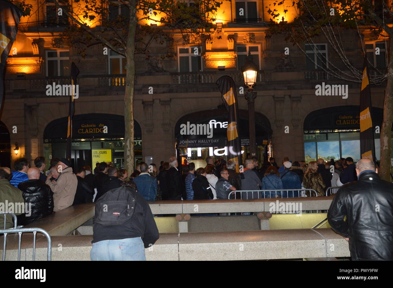 Paris, France. 19 octobre, 2018. Musique Warner Bros France Presse à minuit l'album posthume de Jean-Philippe Smet alias Johnny Hallyday 'Mon paie c'est l'amour' (mon pays, c'est l'amour). StoresÂ (comme la Fnac des Champs-Elysées, à l'Intérieure) en particulier par nuit pour fans, motards ou non. Deezer permet que l'album peut être écouté à l'extérieur de la gare la Gare Saint-Lazare. Nuit du 18 au 19 octobre 2018. ALPHACIT NEWIM / Alamy Live News Banque D'Images