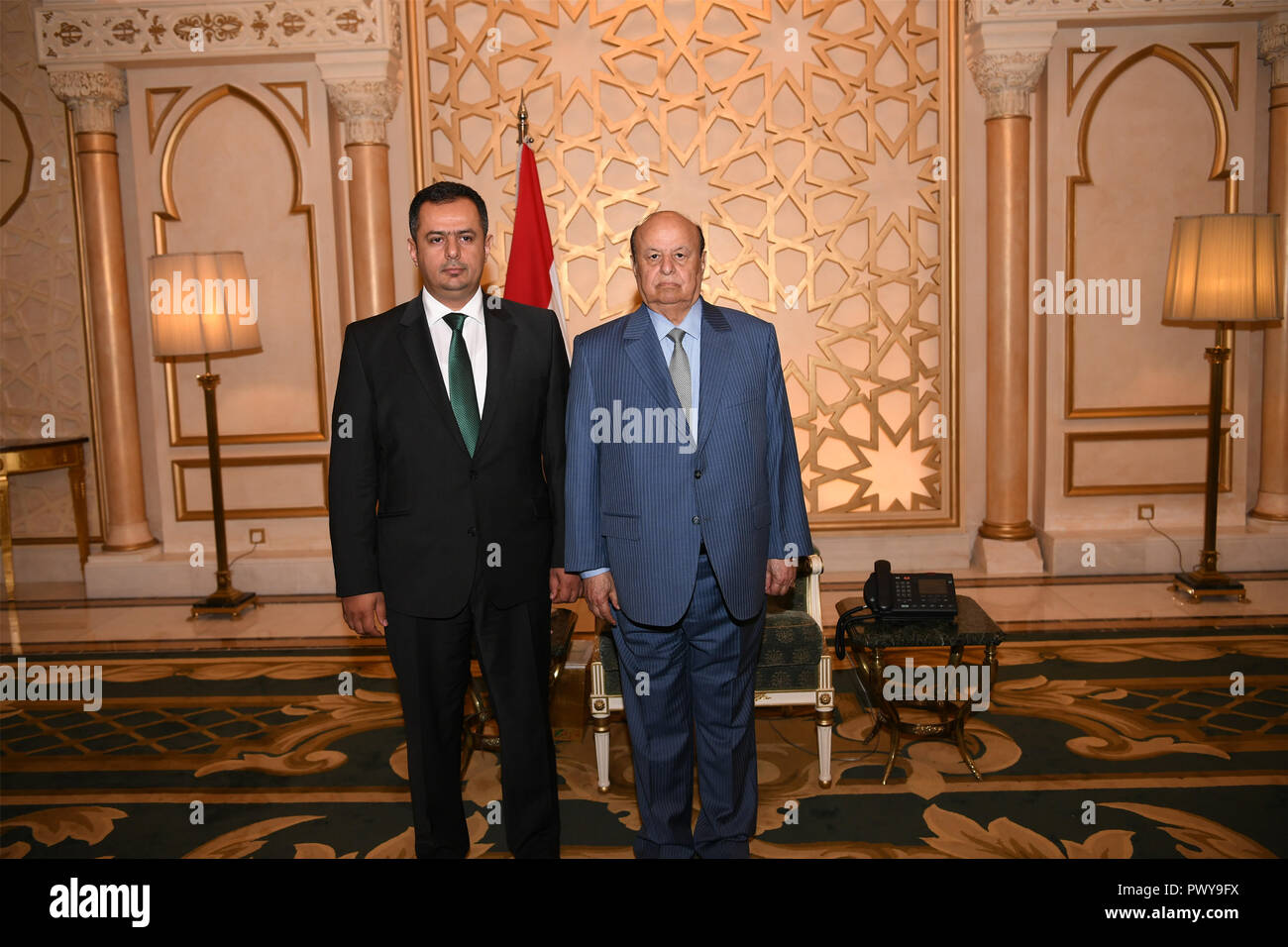 Riyadh, Arabie saoudite. 18 Oct, 2018. Le Yémen, qui vient d'être nommé Premier Ministre Maeen Abdulmalik (L) et le président yéménite Abdu-Rabbu Mansour Hadi poser pour in Riyadh, Arabie saoudite, le 18 octobre 2018. Le Yémen, qui vient d'être nommé Premier Ministre Maeen Abdulmalik a prêté serment le jeudi pour diriger le gouvernement soutenu par l'étranger dans le pays arabe. Credit : Ismail Rabidhy/Xinhua/Alamy Live News Banque D'Images