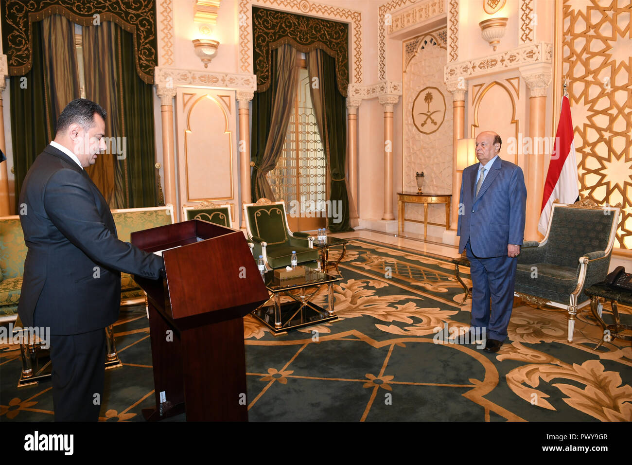 Riyadh, Arabie saoudite. 18 Oct, 2018. Le Yémen, qui vient d'être nommé Premier Ministre Maeen Abdulmalik (L) le président yéménite Abdu-Rabbu Mansour Hadi à Riyad, en Arabie Saoudite, le 18 octobre 2018. Le Yémen, qui vient d'être nommé Premier Ministre Maeen Abdulmalik a prêté serment le jeudi pour diriger le gouvernement soutenu par l'étranger dans le pays arabe. Credit : Ismail Rabidhy/Xinhua/Alamy Live News Banque D'Images