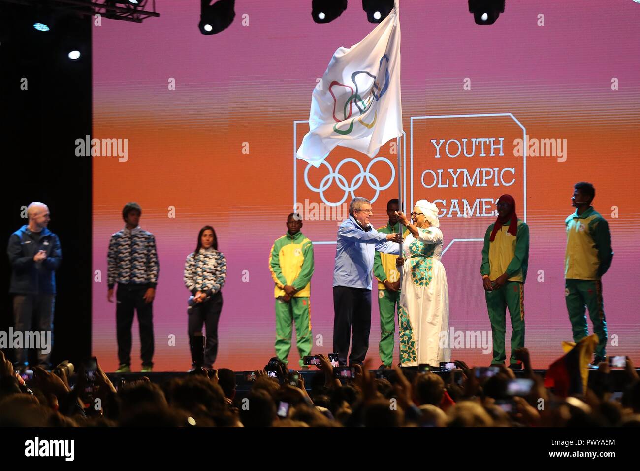 Buenos Aires, Argentine. 18 Oct, 2018. Président du Comité International Olympique Thomas Bach (5e L) mains sur le drapeau olympique à Soham El Wardini (3R), maire de Dakar, lors de la cérémonie de clôture des Jeux Olympiques de la jeunesse d'été 2018 au village olympique de la jeunesse à Buenos Aires, Argentine, le 18 octobre 2018. Crédit : Li Ming/Xinhua/Alamy Live News Banque D'Images