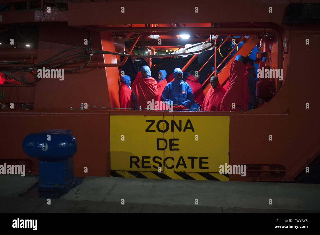 Malaga, Espagne. 18 Oct, 2018. Les migrants se tiennent sur un navire de sauvetage lors de leur arrivée au Port de Malaga. Service de Sauvetage Maritime de l'Espagne a secouru 146 migrants de trois canots à la mer d'Alboran et les apporta à Malaga Port, où ils étaient assistés par la Croix Rouge Espagnole. Credit : Jésus Merida/SOPA Images/ZUMA/Alamy Fil Live News Banque D'Images