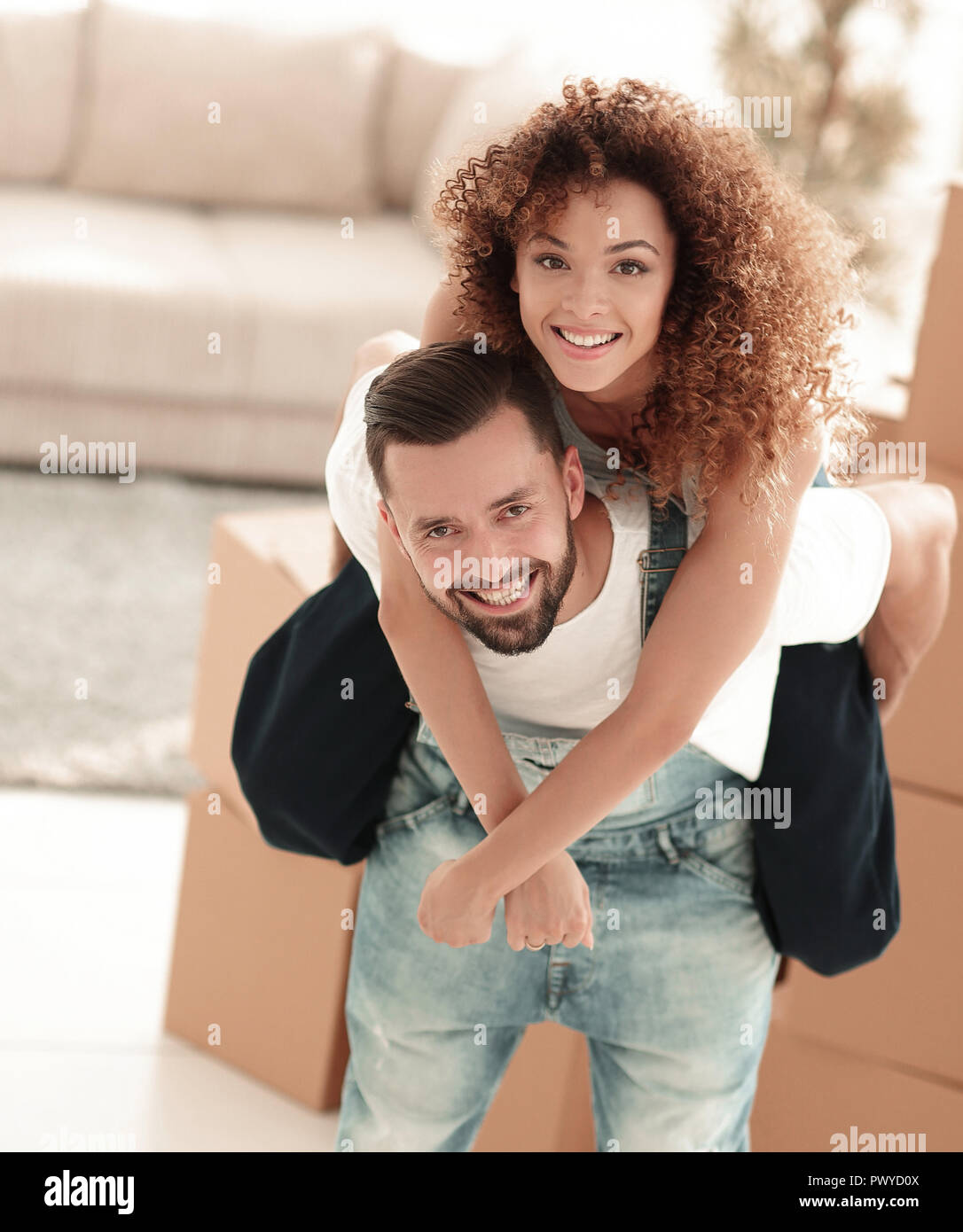 Portrait D Un Couple Amoureux Dans Un Nouvel Appartement Vide Photo Stock Alamy