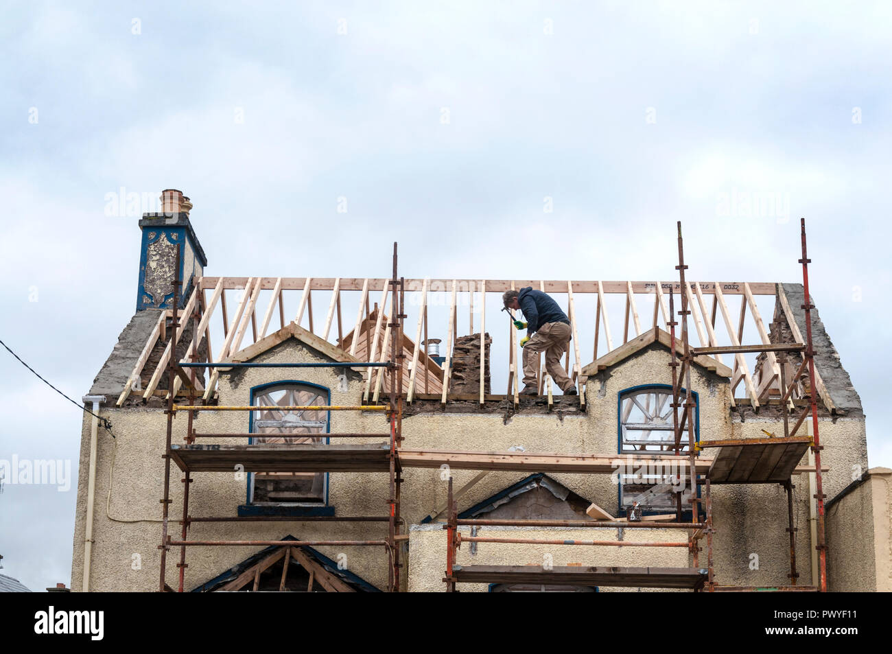 Construction rénovation de toiture au travail d'un travailleur Banque D'Images