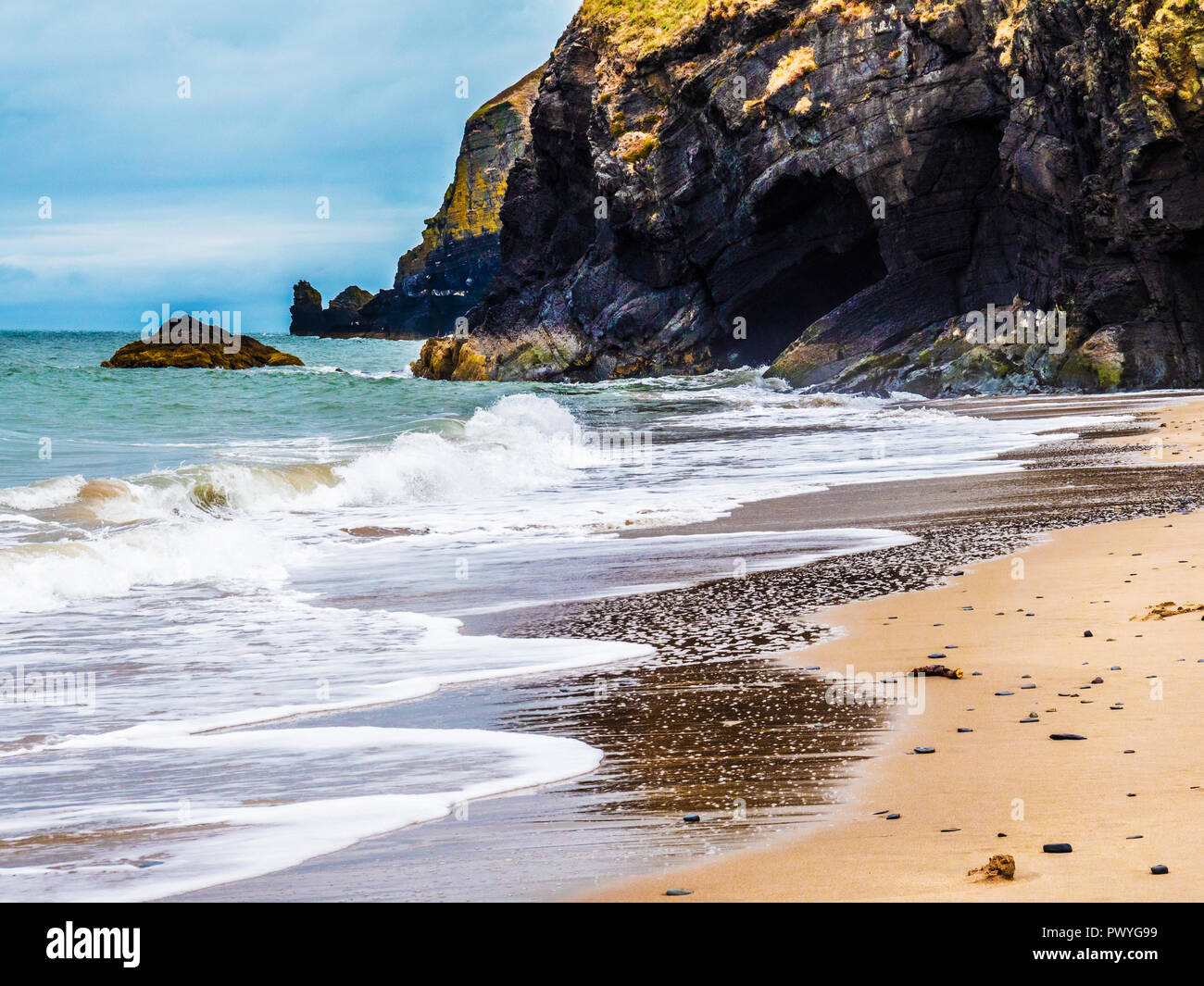 Traeth près de plage sur la côte galloise Penbryn dans Ceredigion. Banque D'Images