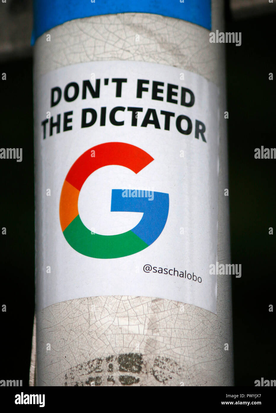 Logo Aufkleber mit dem von 'Google' und dem Slogan ont nourrir le dictateur", Berlin Banque D'Images