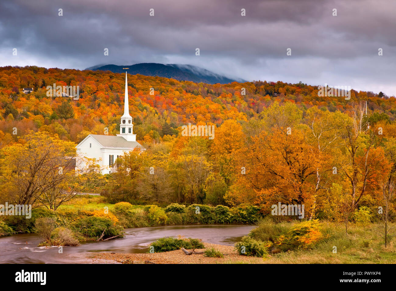 Vue d'automne de l'église communautaire de Stowe, Vermont, Etats-Unis Banque D'Images
