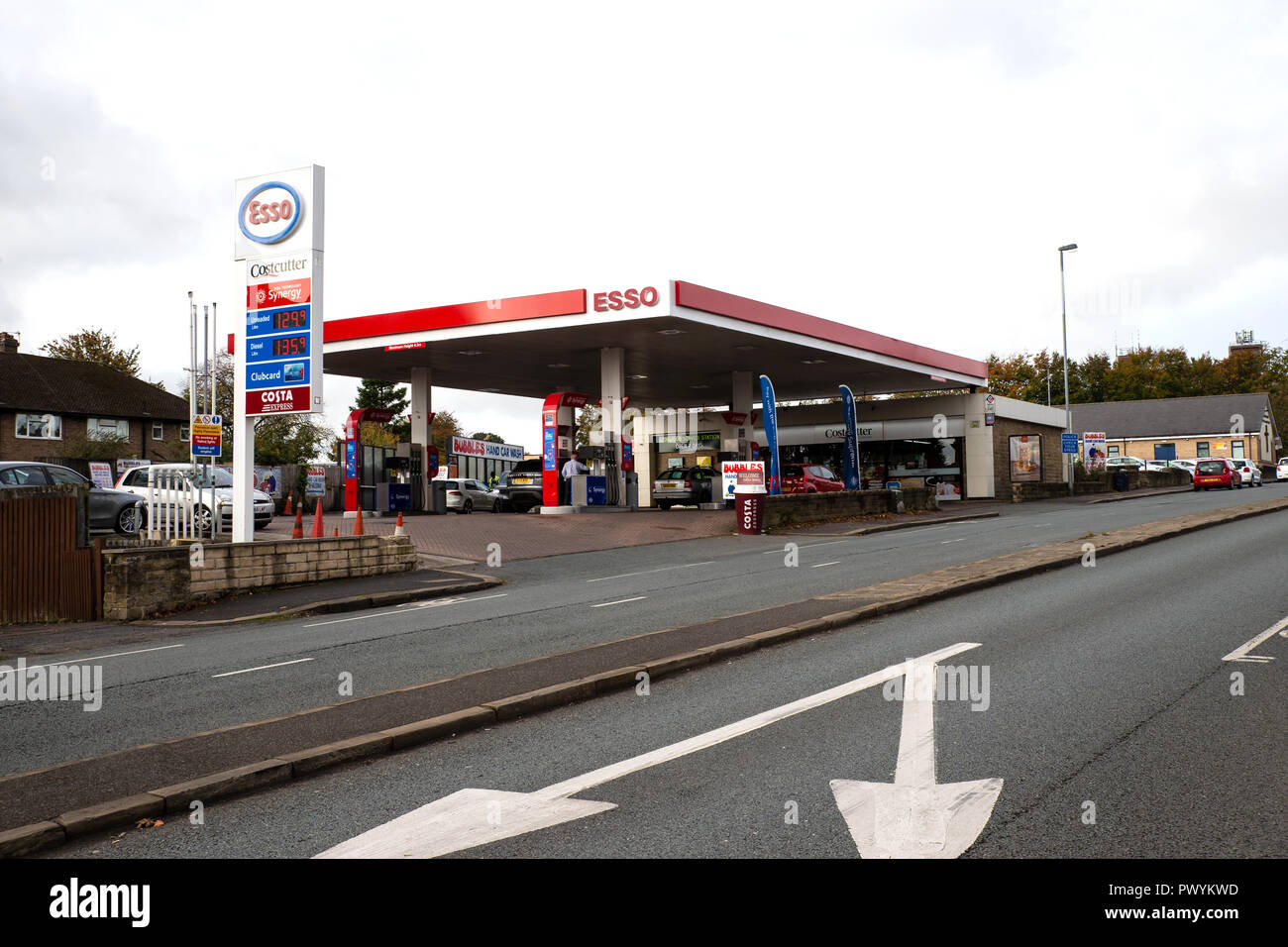 L'essence et la station service à côté d'une route principale à Huddersfield, Yorkshire de l'Ouest Banque D'Images
