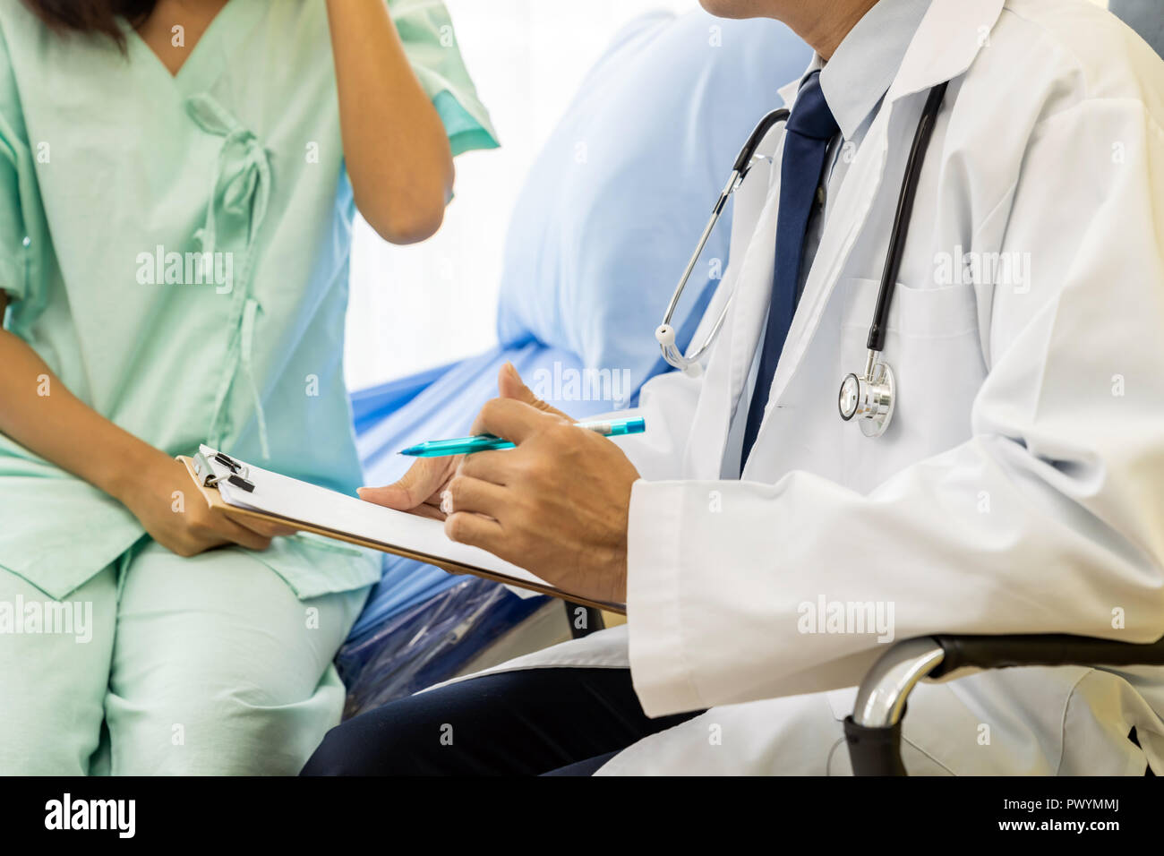 Médecin en expliquant la méthode de traitement aux services en établissement. Banque D'Images