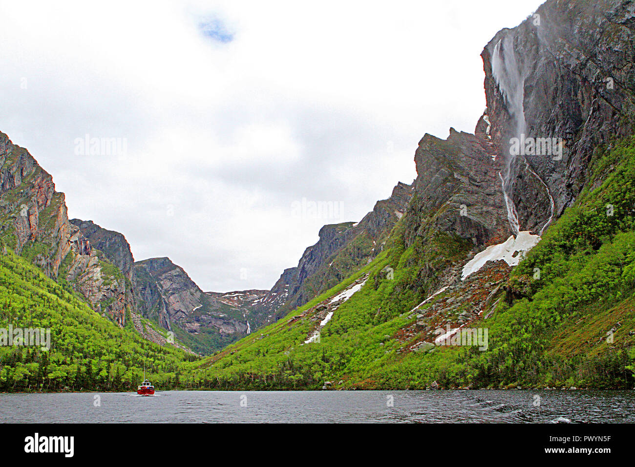 L'eau tombe dans l'étang Western Brook, le parc national du Gros-Morne, à Terre-Neuve, Canada, à l'intérieur des terres, les montagnes de table fjiord Banque D'Images