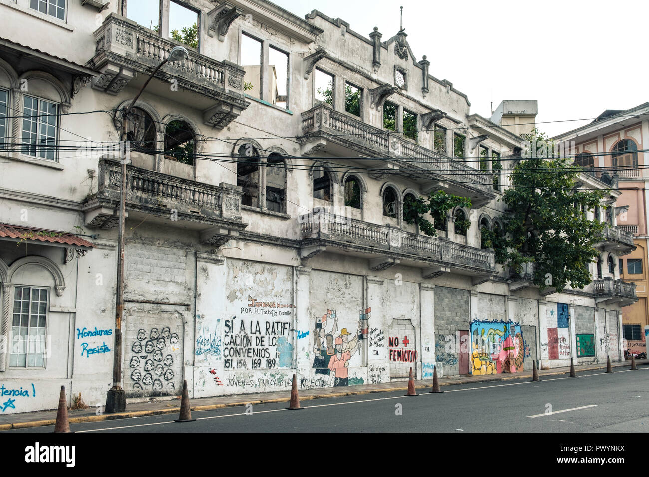 La ville de Panama, Panama - mars 2018 : Ancien bâtiment façade façade / ruine avec graffiti en vieille ville, Casco Viejo, Panama City Banque D'Images