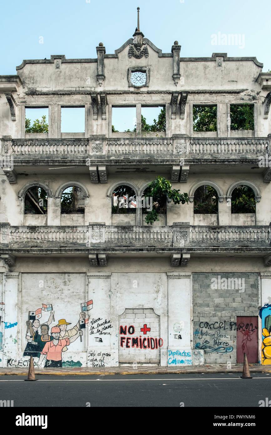 La ville de Panama, Panama - mars 2018 : Ancien bâtiment façade façade / ruine avec graffiti en vieille ville, Casco Viejo, Panama City Banque D'Images