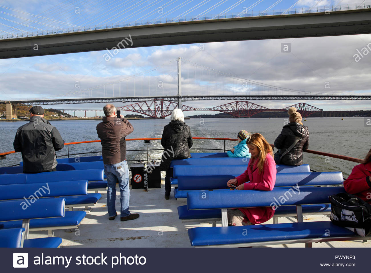 Les touristes à visiter à bord d'un bateau-promenade de la Forth Bridges, Firth of Forth et les Îles, South Queensferry, Ecosse Banque D'Images