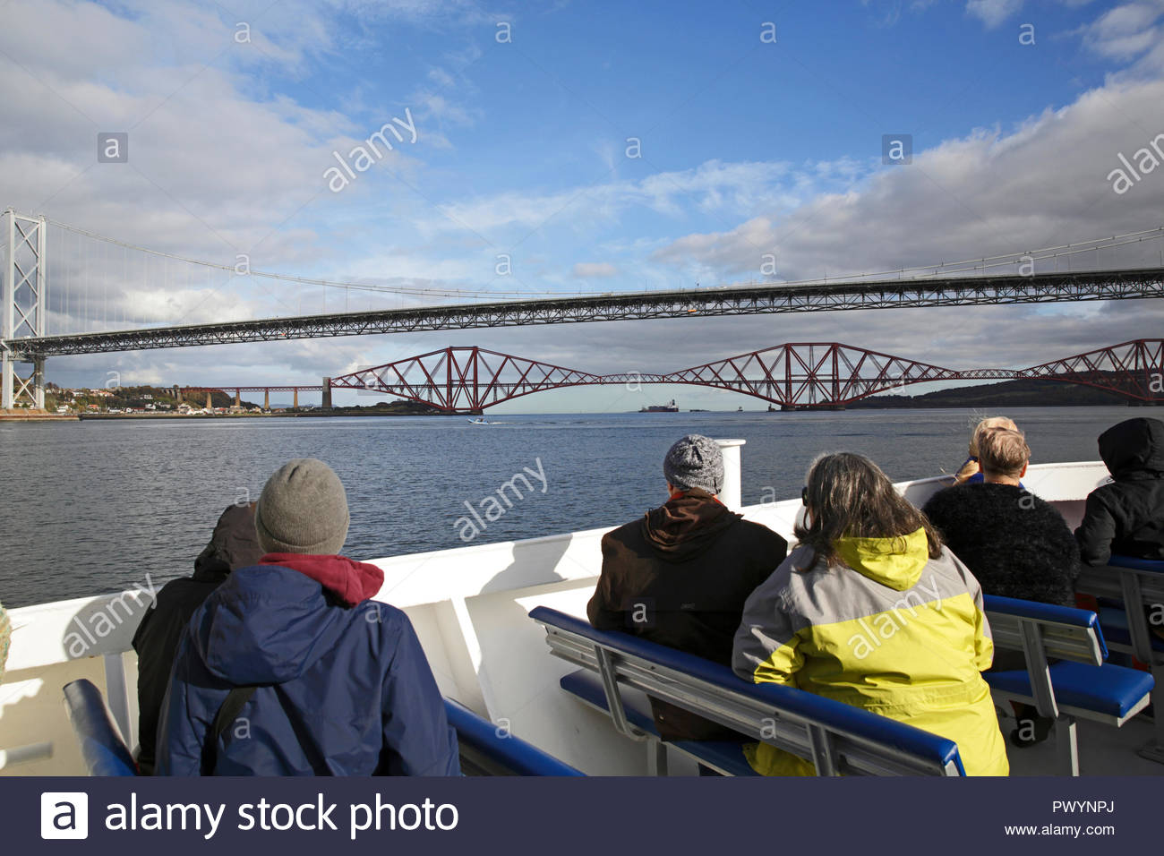Les touristes à visiter à bord d'un bateau-promenade de la Forth Bridges, Firth of Forth et les Îles, South Queensferry, Ecosse Banque D'Images