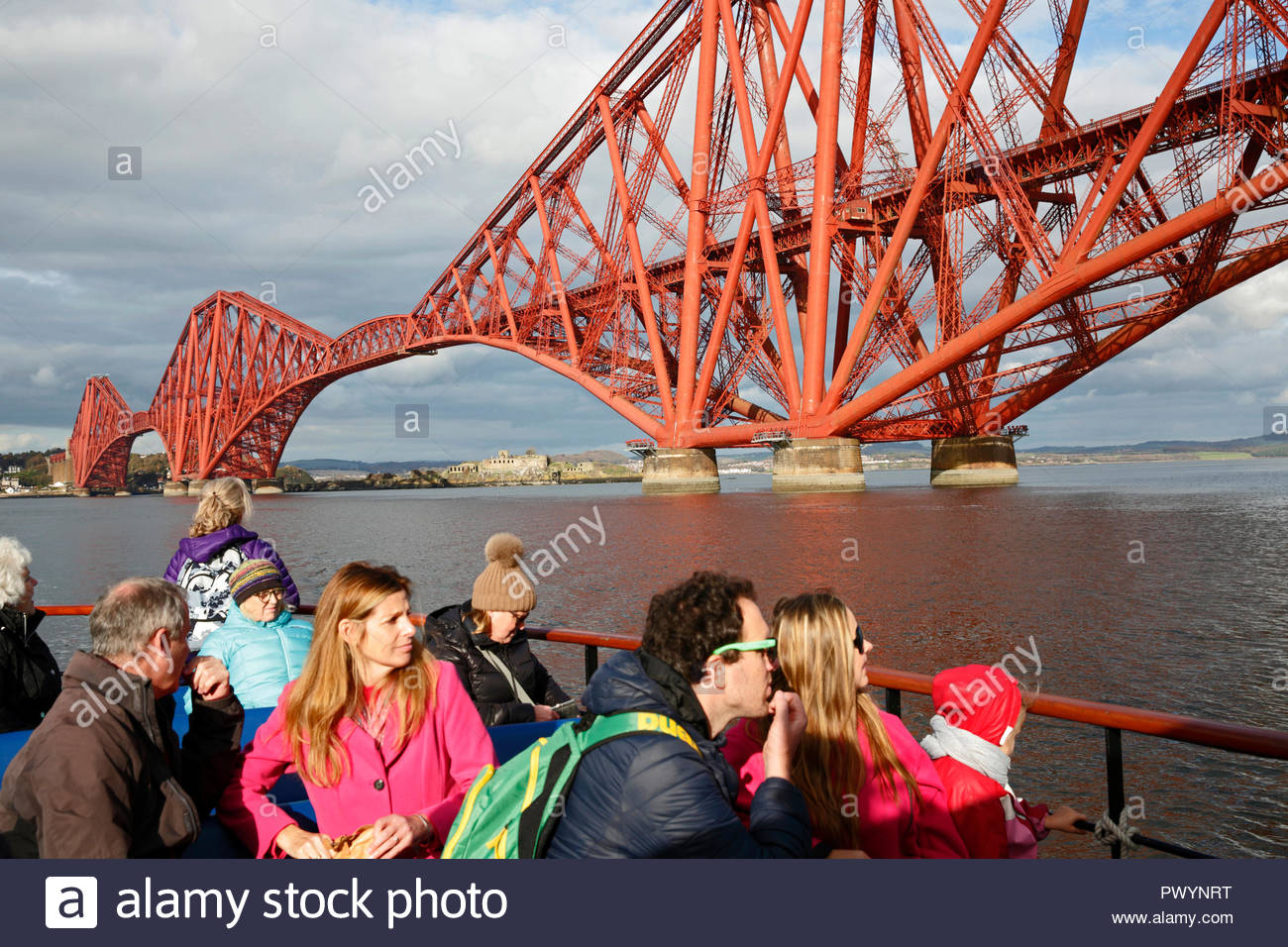 Les touristes à visiter à bord d'un bateau-promenade de la Forth Bridge, Firth of Forth et les Îles, South Queensferry, Ecosse Banque D'Images