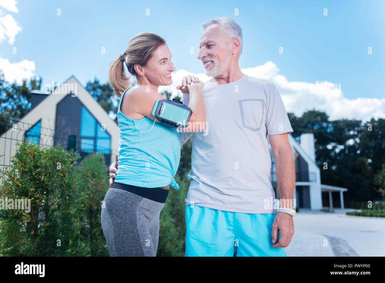 Bonne-femme mature à porter leggings gris faire du sport avec mari Banque D'Images