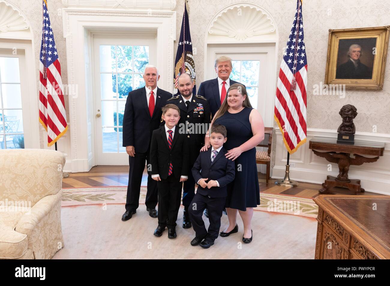 Président américain Donald Trump et le Vice-président Mike Pence posent  avec des bénéficiaires de la médaille d'honneur de l'Armée américaine à la  retraite Le s.. Ronald J. Shurer II, son épouse Miranda