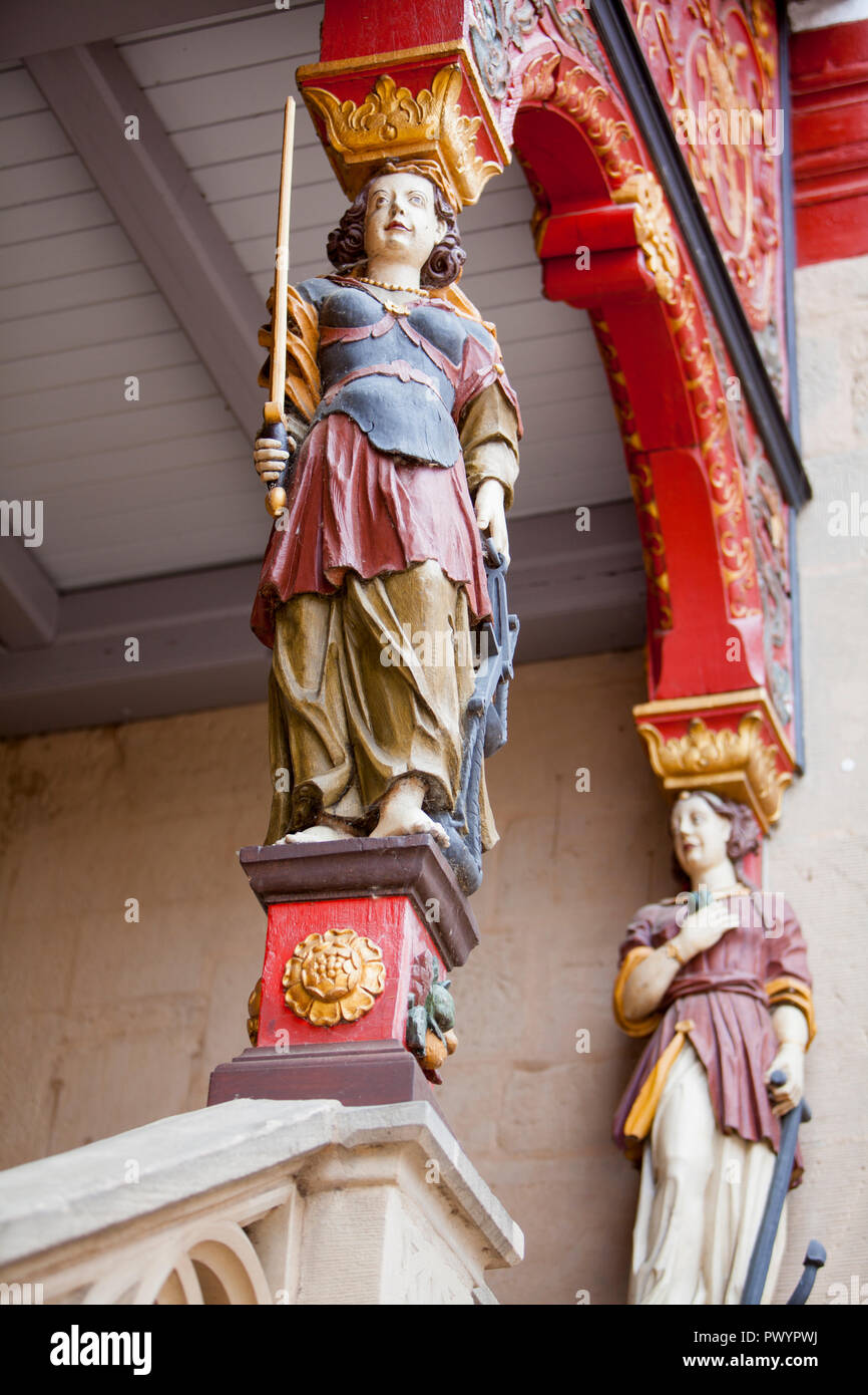 Femme à l'épée et la balance, les escaliers de l'hôtel de ville, symbole de la justice, de l'hôtel de ville historique, Duderstadt, Basse-Saxe, Allemagne, Europe Banque D'Images
