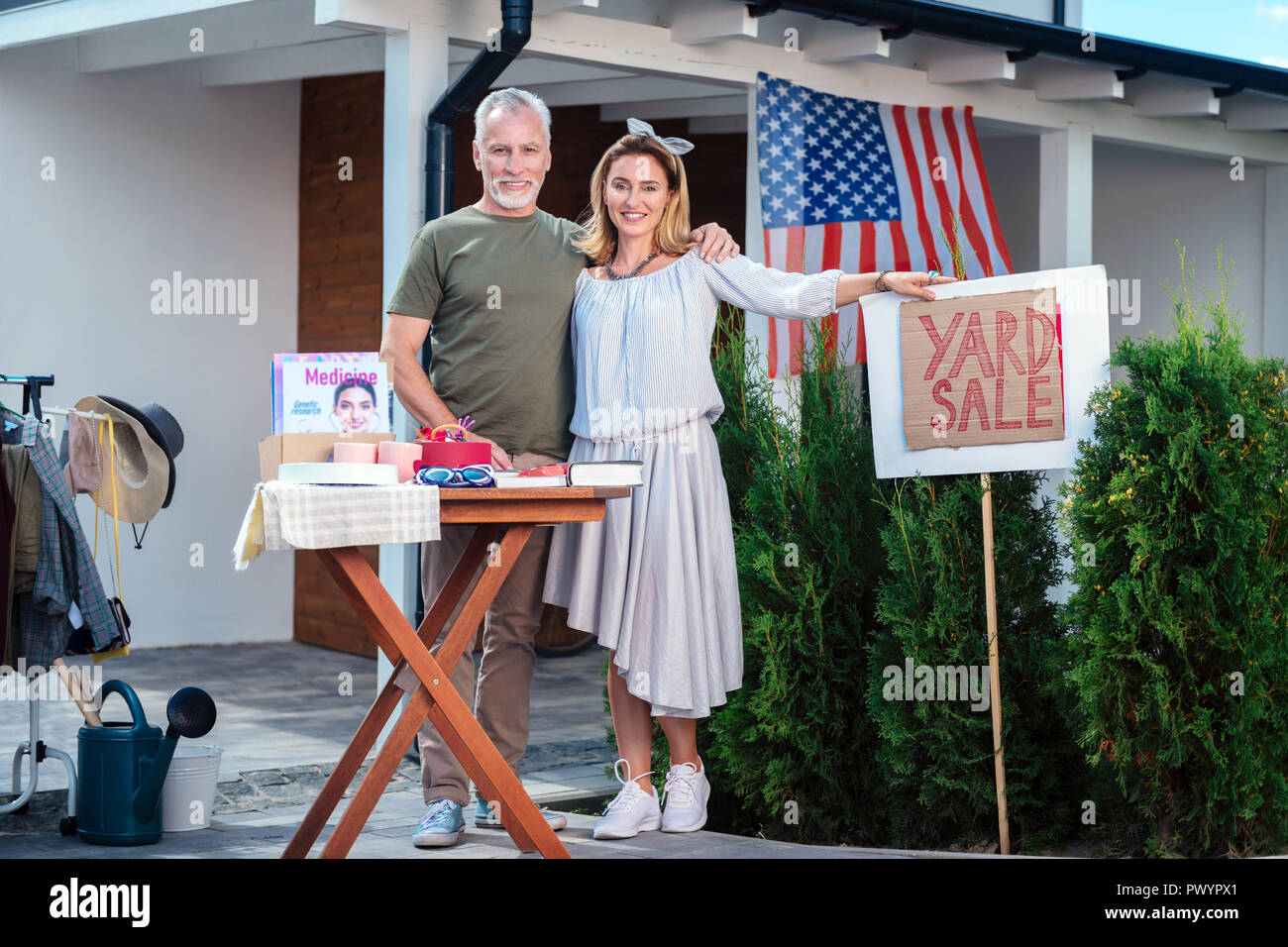 American couple heureux après l'organisation de vente de garage dans le quartier Banque D'Images