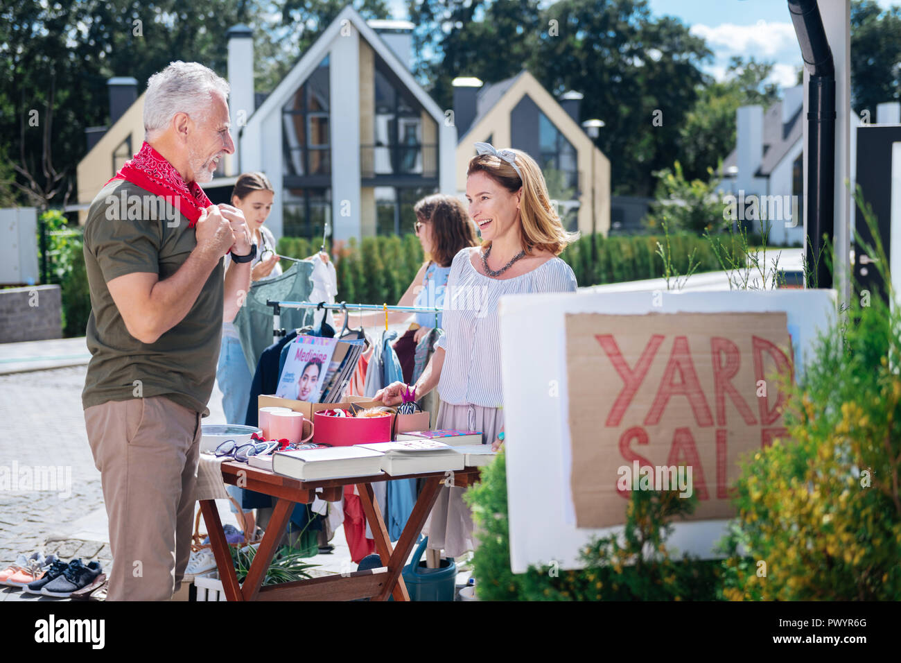 Transmission élégante femme portant robe rayée de la communication avec son client Banque D'Images