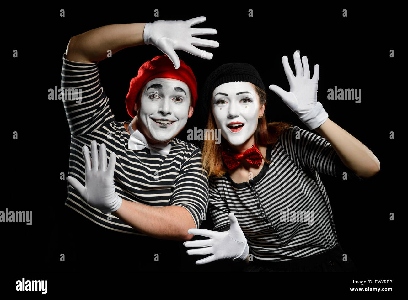 Smiling mimes en chemises à rayures Banque D'Images