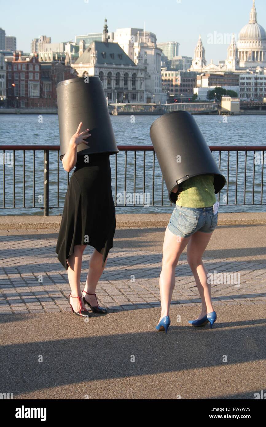 Les femmes et les cellules performance art show sur la rive sud de Londres. Banque D'Images