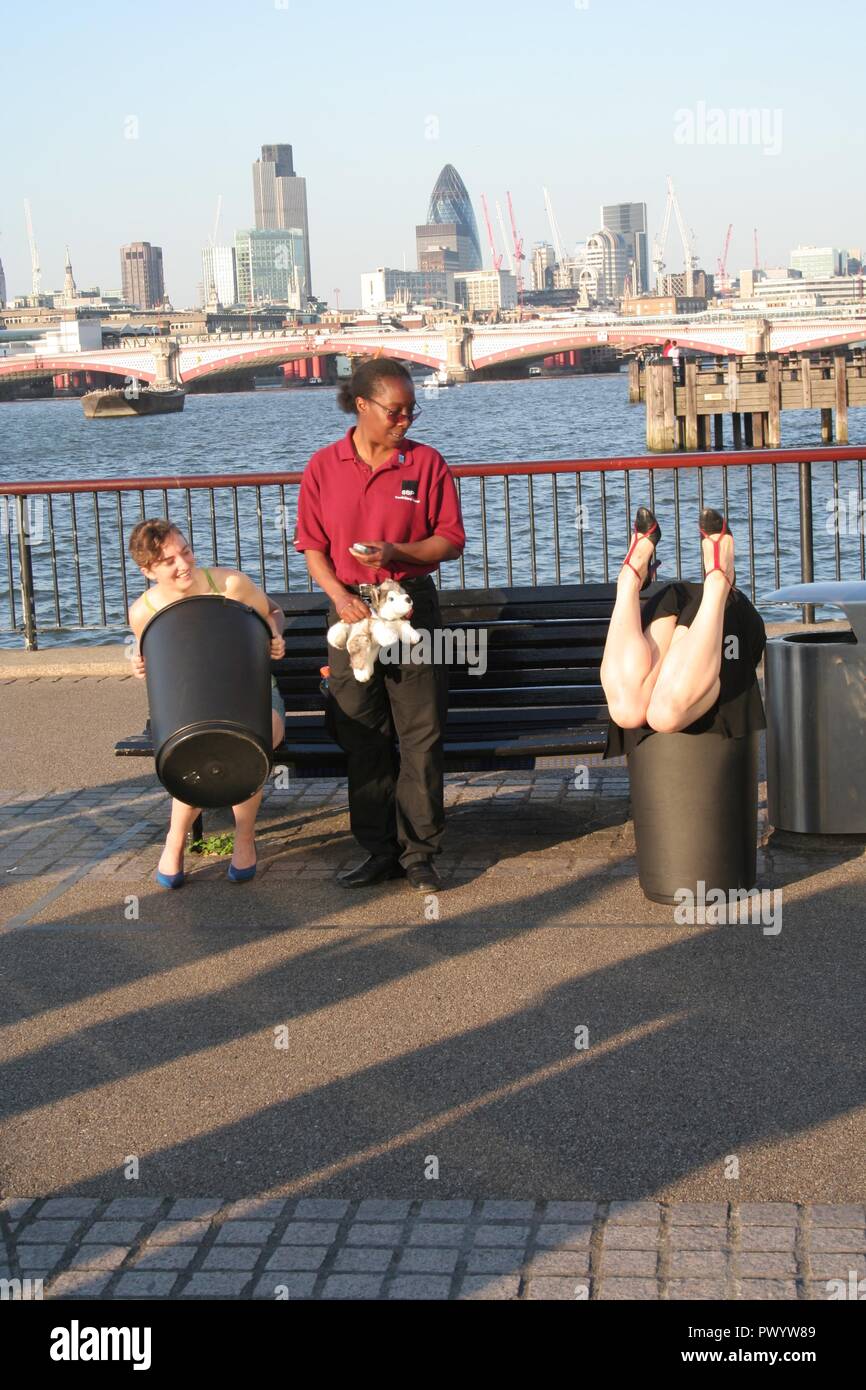 Les femmes et les cellules performance art show sur la rive sud, Londres de venir à un arrêt brutal fin. Banque D'Images