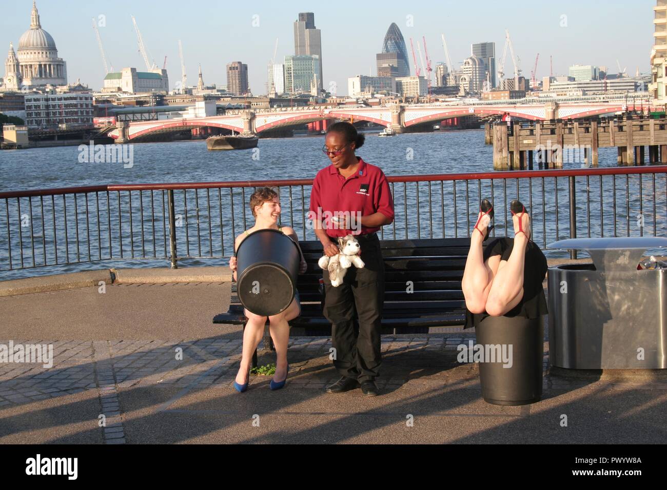 Les femmes et les cellules performance art show sur la rive sud, Londres de venir à un arrêt brutal fin. Banque D'Images