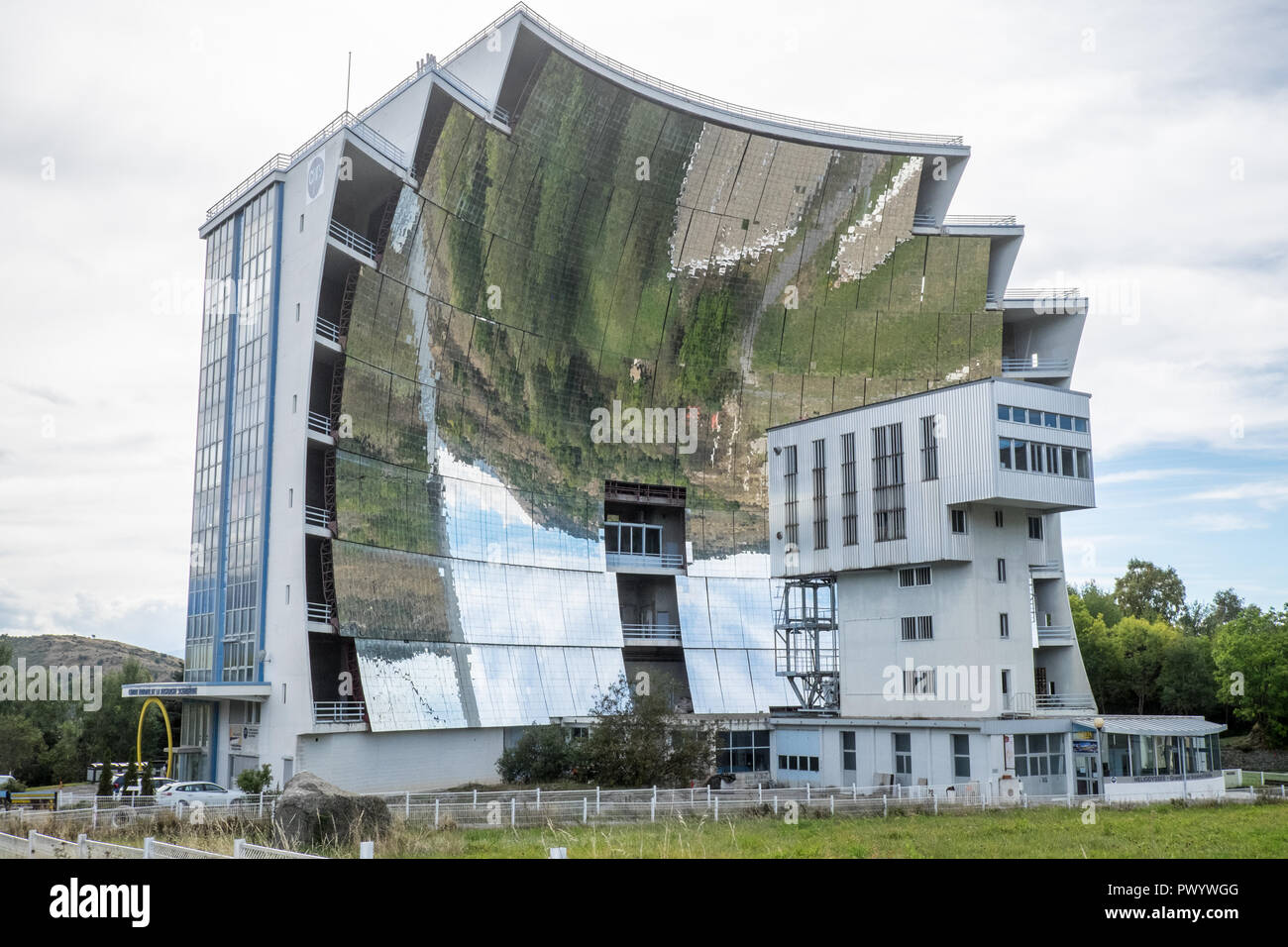 Font Romeu Odeillo,four solaire,solaire,puissance,énergie,production,de,grands,panneaux  solaires,maquillage,soleil,soleil,convergents,Sports,France,de France Photo  Stock - Alamy