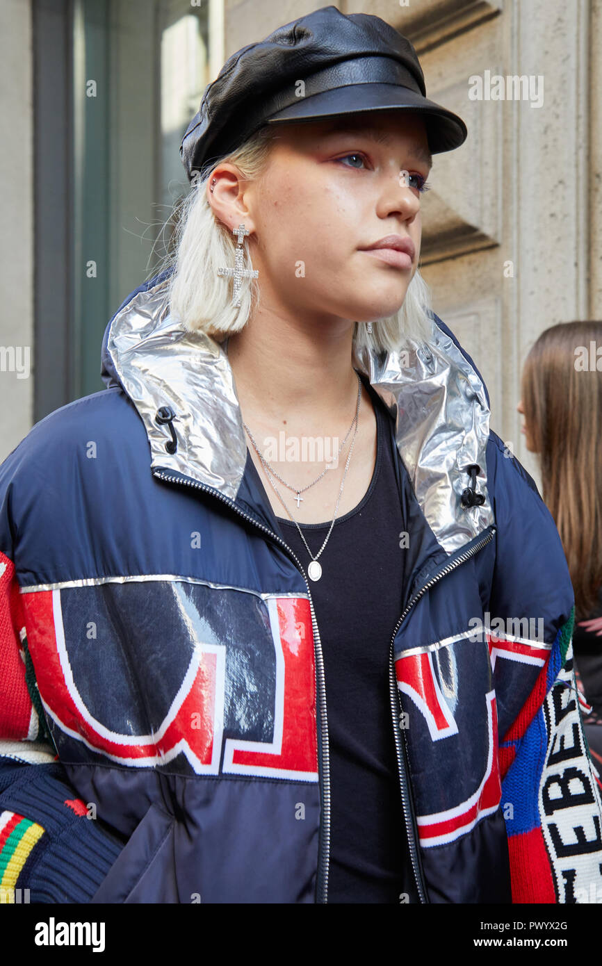 MILAN, ITALIE - 21 septembre 2018 : Femme avec veste rembourrée et iceberg Iceberg avant hat fashion show, Milan Fashion Week street style ? Banque D'Images