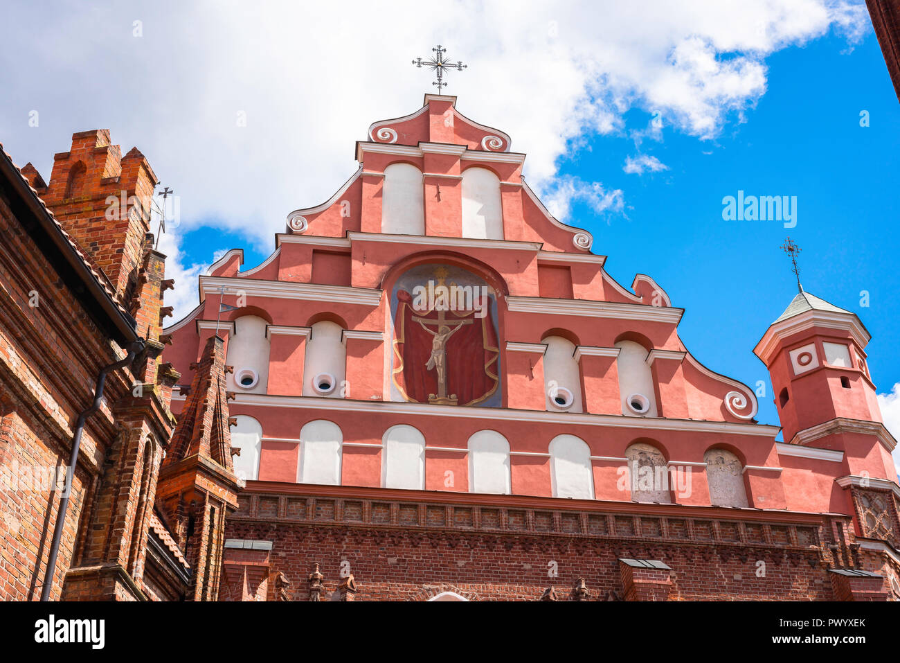 Bernardine de Vilnius, l'église vue de l'immense façade baroque à l'extrémité ouest de l'Église des Bernardins dans la vieille ville de Vilnius, Lituanie. Banque D'Images