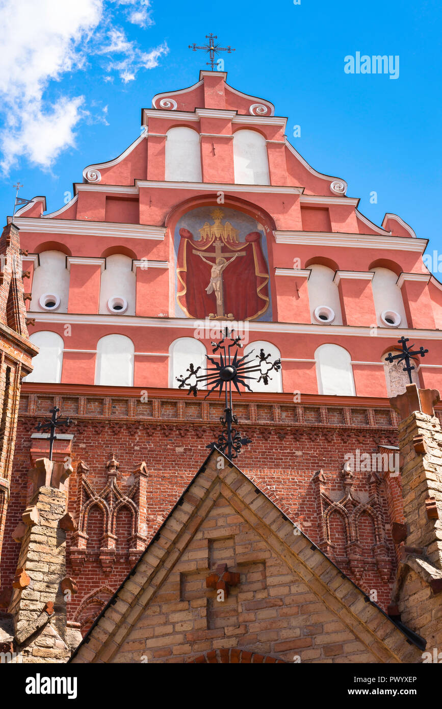 Bernardine de Vilnius, l'église vue de l'immense façade baroque à l'extrémité ouest de l'Église des Bernardins dans la vieille ville de Vilnius, Lituanie. Banque D'Images