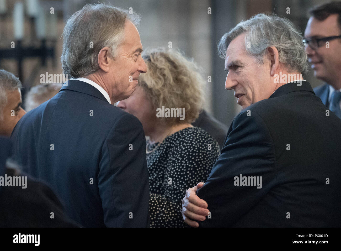 Les anciens Premiers ministres Tony Blair et Gordon Brown arrivant pour le service commémoratif à la cathédrale de Southwark, Londres pour l'ex-secrétaire de la culture, la Baronne, Tessa Jowell. Banque D'Images